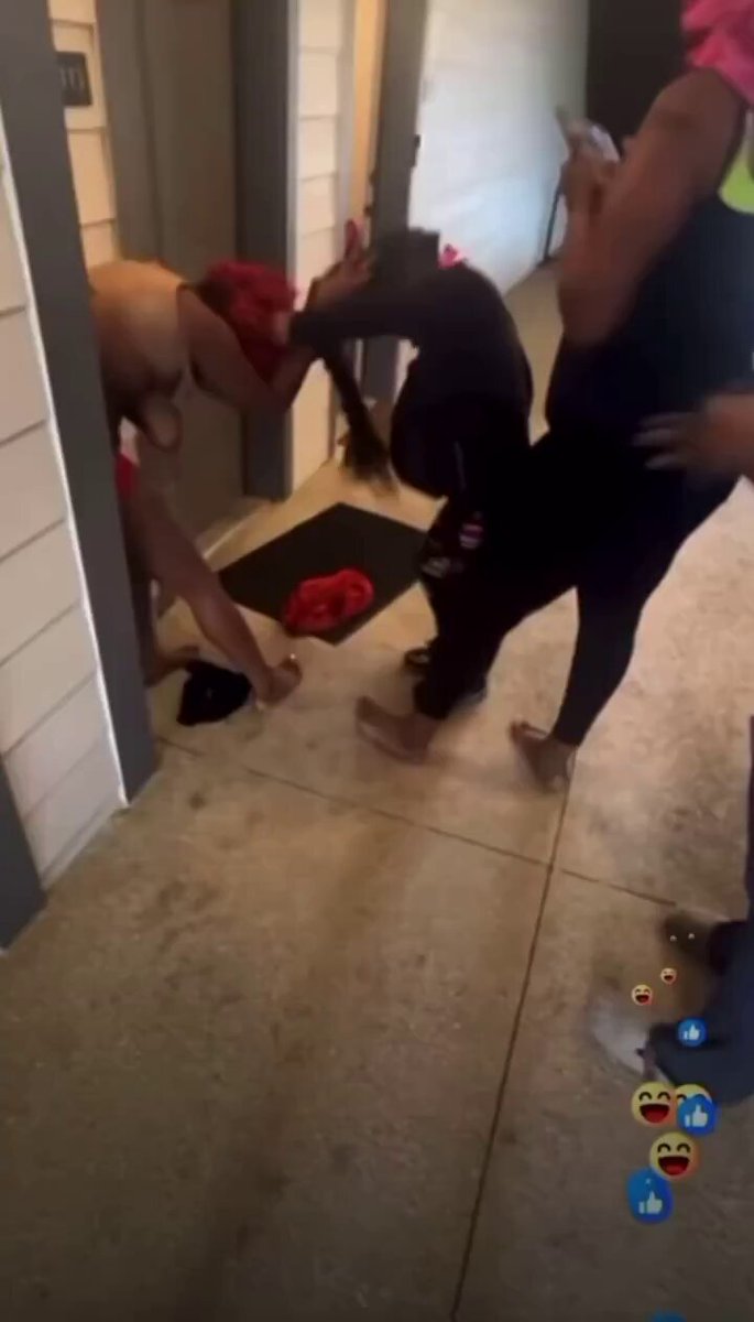 Boobs Out In Public As Midget Beats Black Girl For Sleeping With Her Boyfriend (18+)
