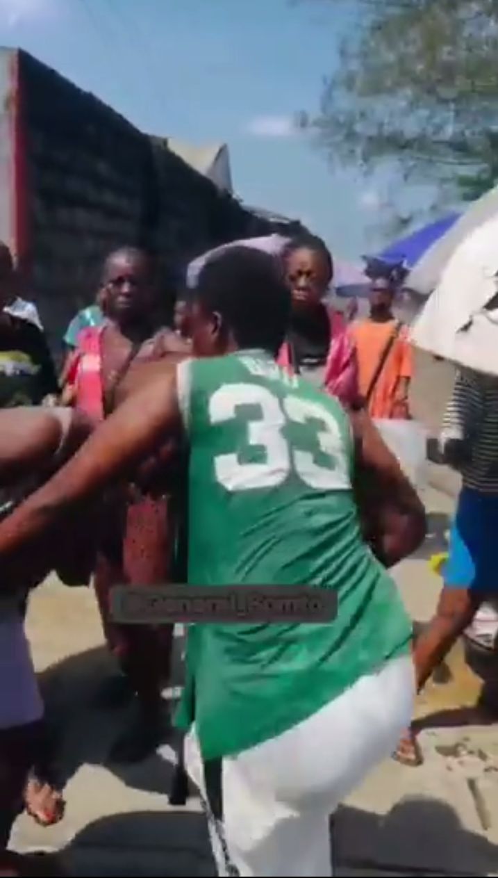 Boobs Out! Nigerian Wife Fighting Sidechick In Public For Having Sex With Her Husband (18+)