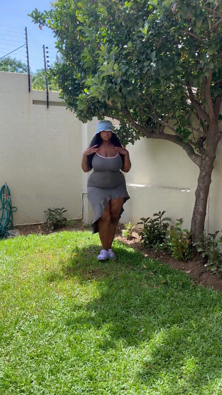 Ebony Curvy Big Babe Outdoor In Teasing Video (18+)